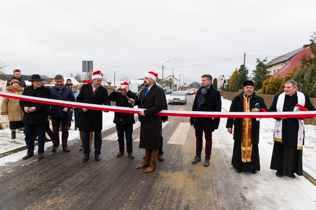 Ponad dwa kilometry utwardzone nawierzchni, chodniki, zjazdy i pętla autobusowa to efekt dziewięciomiesięcznego remontu drogi w Henrykowie.Film na kolejnej stronie.