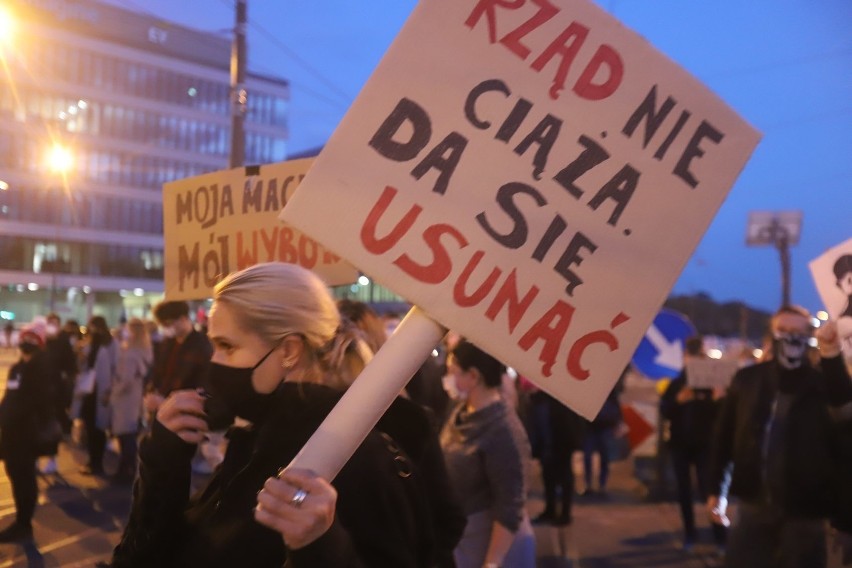Hasła z protestów kobiet w Łodzi i w regionie: obraźliwe, gniewne, śmieszne.Co niosą na transparentach kobiety w Łodzi i regionie?