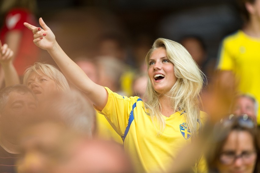 Urokliwe fanki Trzech Koron! Mecz Szwecja - Belgia w obiektywie [GALERIA]
