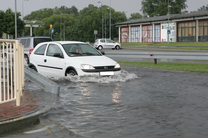 To kałuża na ul. Granicznej, niedaleko Urzędu Miasta i...