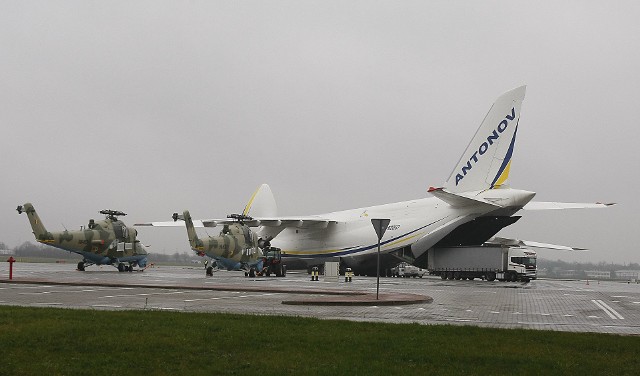 Samolot An-124 Rusłan w Łodzi. Załadunek śmigłowców