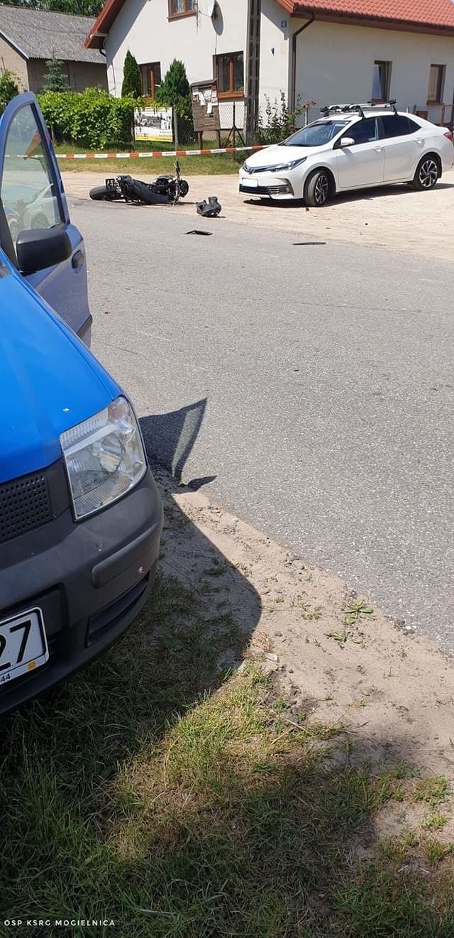 Wypadek motocykla z samochodem w Michałowicach.
