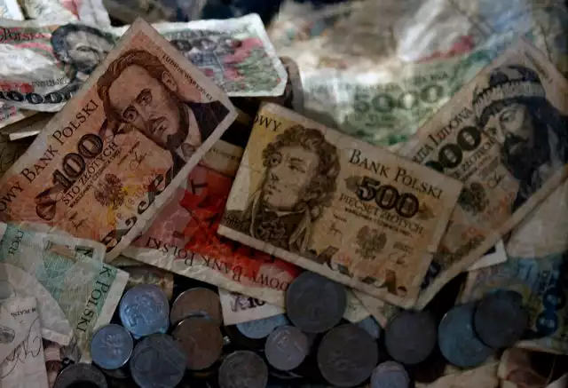 Wartość starych banknotów i monet z czasów PRL na rynku numizmatycznym w 2023 roku jest bardzo wysoka. Jedna z kolekcjonerskich ofert zamieszczonych na portalu OLX wynosi blisko milion złotych. Zobacz ceny >>>>>