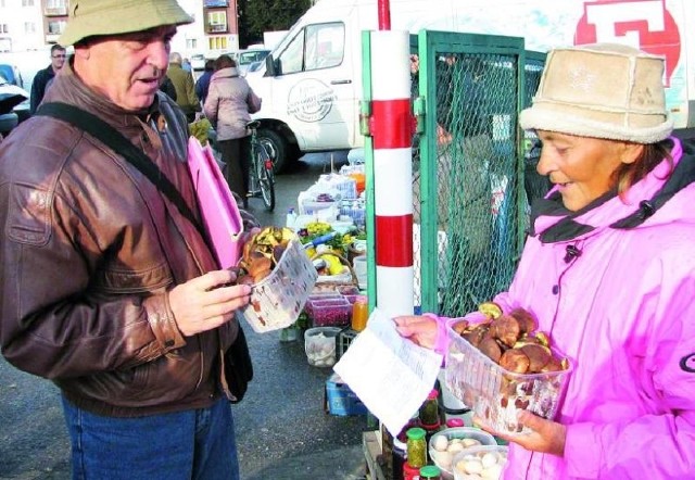 Stanisław Bogdan na bazarze wystawia atesty handlującym grzybami, ale chętnie udziela również porad amatorom, którzy obawiają się, czy nie przynieśli z lasu trującego muchomora.