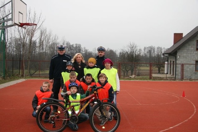 Młodzi cykliści zdawali egzamin na kartę rowerową, od policjantów dostali też odblaski. 