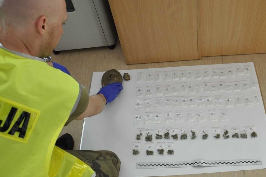 W Lipnie schował narkotyki za butlą z gazem, policjanci je znaleźli 