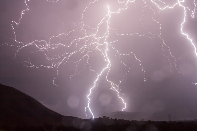 W środę Instytut Meteorologii i Gospodarki Wodnej wydał alerty pierwszego i drugiego stopnia przed burzami z gradem dla większości kraju. Ostrzeżenia drugiego stopnia wydano dla województwa wielkopolskiego, kujawsko-pomorskiego, łódzkiego, opolskiego, śląskiego, dolnośląskiego, a także dla części województw lubuskiego, pomorskiego, mazowieckiego, świętokrzyskiego.