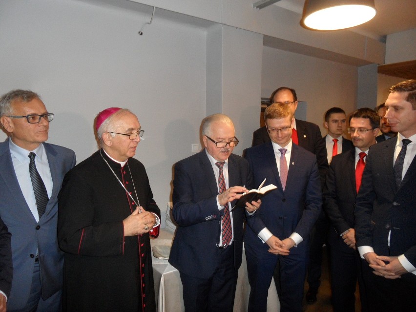Częstochowscy radni podzielili się opłatkiem z arcybiskupem...