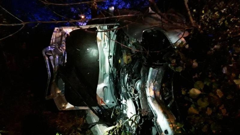 Nowy Sącz wypadek. Na ul. Jagodowej samochód wypadł z drogi i uderzył w drzewo