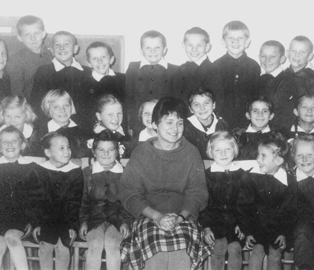 Pierwszaki ze swoją panią, Antoniną Syryjską. Dziś te dzieci mają ponad pięćdziesiąt lat, bo to przecież fotografia z 1961 roku!