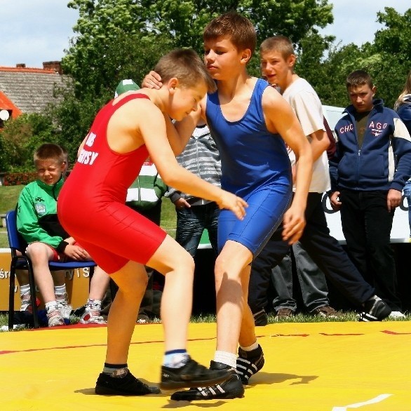 Jedną z najbardziej błyskotliwych walk stoczył młodzik Mateusz Ułasiewicz (z prawej strony w niebieskim stroju) z trzcielskich Orląt, który wygrał w kategorii do 42 g.