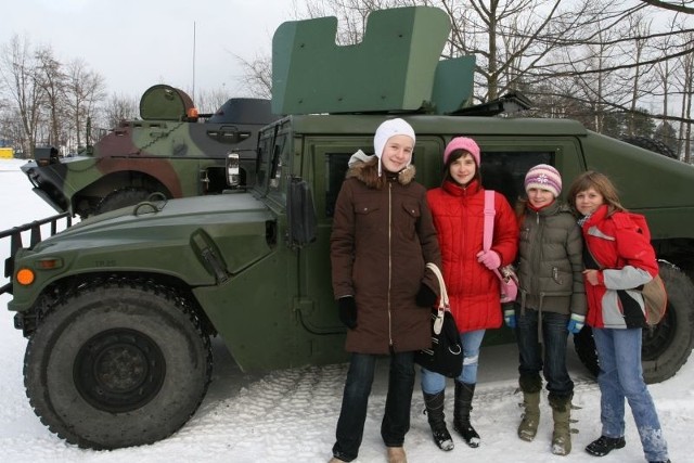 Kasia Okła, Wiola Korba, Klaudia Kukla i Weronika Grzela z zaciekawieniem oglądały wojskowy sprzęt. Dla wielu uczestników zimowiska była to pierwsza okazja, by zobaczyć go z bliska.