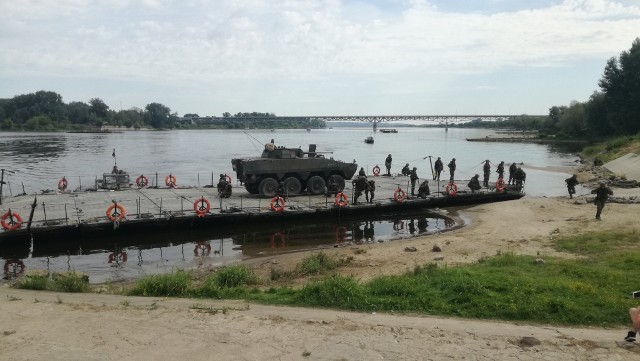 Polscy i amerykańscy żołnierze w Chełmie przeprowadzili ćwiczenia nad Wisłą. To część manewrów wojskowych NATO „Saber Strike”, dowodzonych przez Stany Zjednoczone.