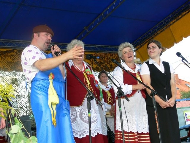 Dla siostry Klary z Lipowego Pola (pierwsza z prawej) odśpiewano sto lat. Śpiew prowadził parodysta Andrzej Maroszek.