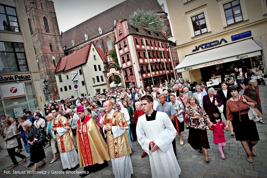 Przez Wrocław przeszła procesja z relikwiami św. Doroty i św. Stanisława (ZDJĘCIA)