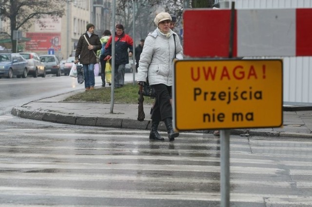 Prace na ulicy Żelaznej przy hotelu Łysogóry w Kielcach wciąż utrudniają ruch.