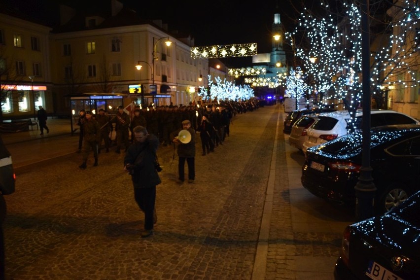 Białystok. 35. rocznica wprowadzenia stanu wojennego. Przemaszerowali z pochodniami (zdjęcia)