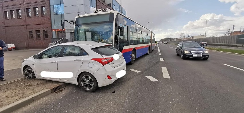 Wypadek autobusu z samochodem osobowym na ul. Grunwaldzkiej w Bydgoszczy [zdjęcia]