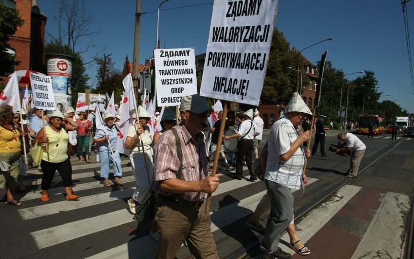 Wrocław: Protest emerytów na Curie-Skłodowskiej. "Nie chcemy wegetować, chcemy żyć" (FOTO)