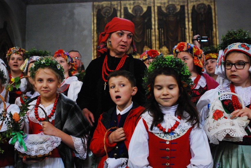 W Bytomiu-Rozbarku święcili pokarmy wielkanocne w strojach...