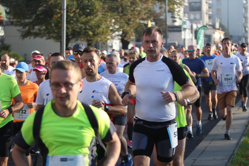 Zdjęcia z maratonu w Poznaniu 2018 - biegacze na pierwszym...