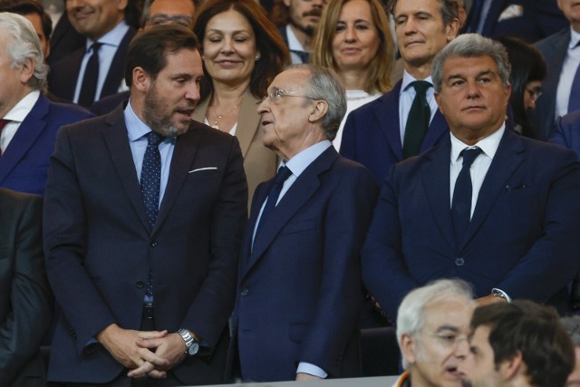 Prezes FC Barcelony Joan Laporta (z prawej) oglądał El Clasico w towarzystwie prezesa Realu Madryt Florentino Pereza (w środku)