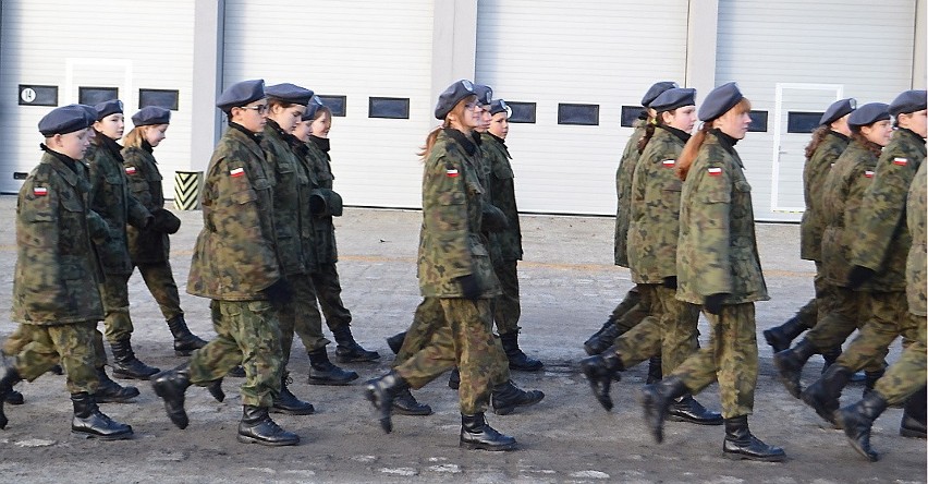 Dziewczyny z ZSO nr 5 maszerują jak prawdziwi żołnierze
