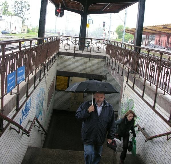 Nad peronami jest nowy dach, ale pasażerowie muszą chodzić z parasolami i uważać, żeby nie poślizgnąć się na kałużach.