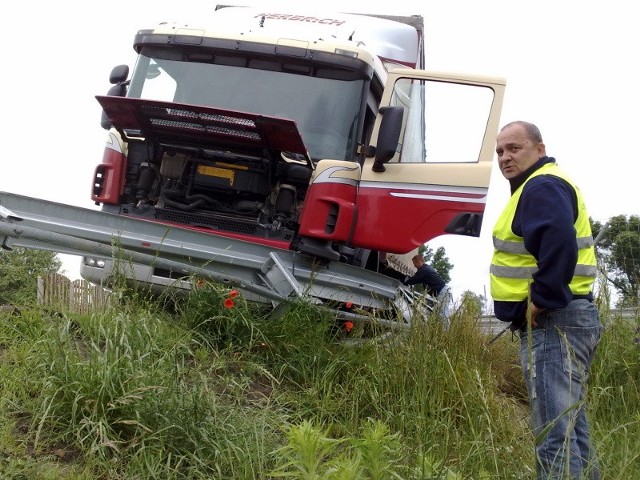 Marek Poniedziałek z pomocy drogowej nadzoruje wyciąganie ciężarówki.