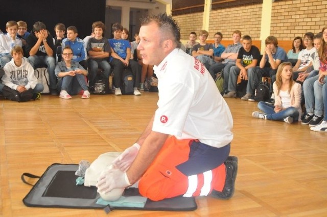 Pokaz udzielania pierwszej pomocy przedmedycznej przygotował ratownik medyczny Marcin Pytlos