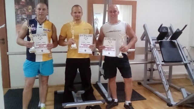 Zwycięzcy zawodów siłowych w kategorii open, od lewej: Karol Włodarczyk, Klaudiusz Lasota, Rafał Włodarczyk.