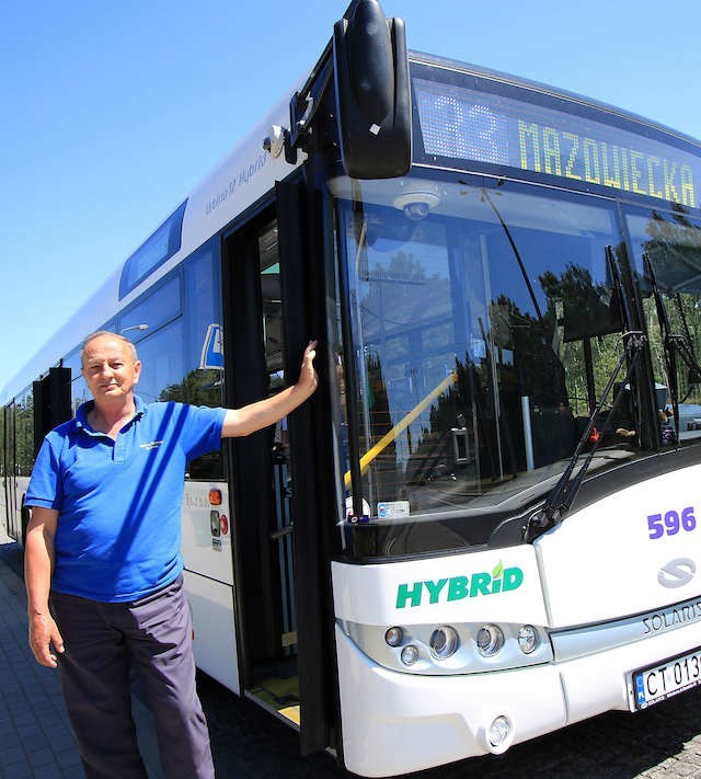 Stefan Wiśniewski, kierowca MZK przy jedynym hybrydowym autobusie wchodzącym w skład taboru toruńskiego przewoźnika - Solarisie Urbino 12