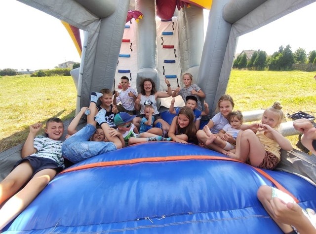 MGOKSiR w Gniewkowie zaprosił dzieci z wsi leżących na ternie gminy Gniewkowo do wspólnej zabawy w ramach akcji "uLotne Wakacje"