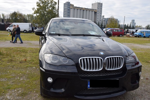 BMW X6- rok produkcji 2008, z silnikiem 3.0 diesel i mocy 286 KM. Stan licznika 358 tys. km. Cena 63000 zł