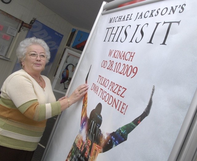 Janina Kawalec z kina Milenium przy plakacie filmu "This is it&#8221;. 