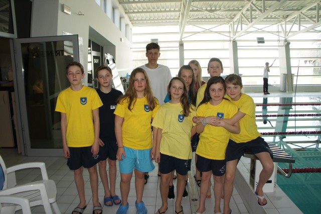 Ekipa młodych pływaków Delfina Tarnobrzega wróciła ze Stalowej Woli bardzo zadowolona.