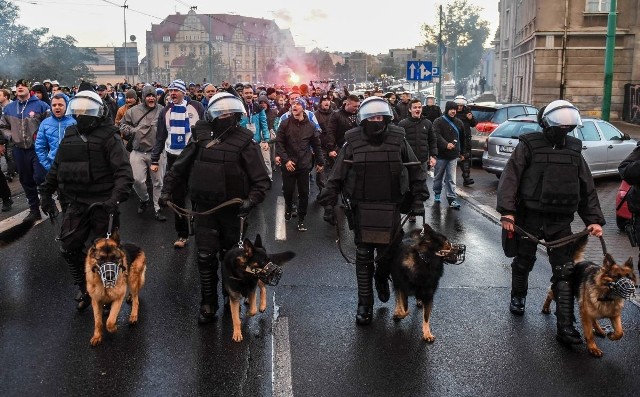 W październiku kilkuset kibiców Wisły Płock pod eskortą policji przemaszerowało na stadion