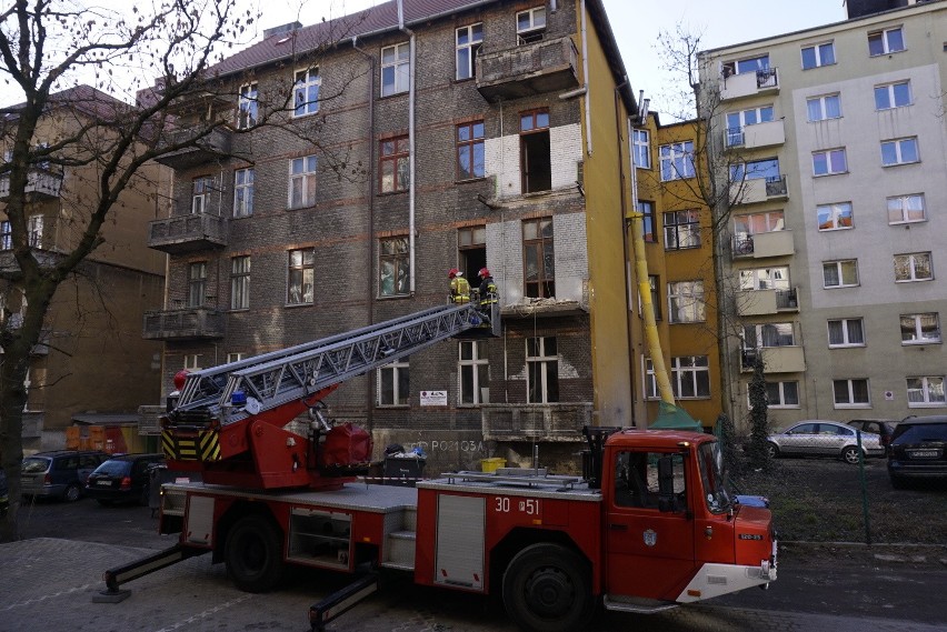Poznań: Na Łazarzu spadł balkon. Dwie osoby są ranne [ZDJĘCIA]