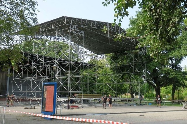 Na kampusie, gdzie odbędzie się koncert buduje się obecnie scena.