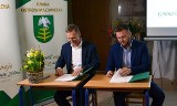 Szkoła w Starym Lubiejewie zostanie rozbudowana. Wójt gminy Ostrów Mazowiecka Waldemar Brzostek podpisał umowę z wykonawcą