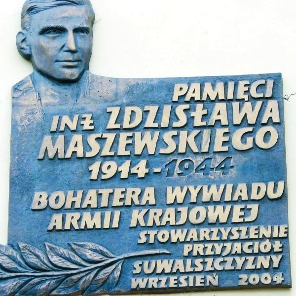 Pamiątkowa tablica na kamienicy przy ul. Kościuszki, gdzie mieszkali Maszewscy