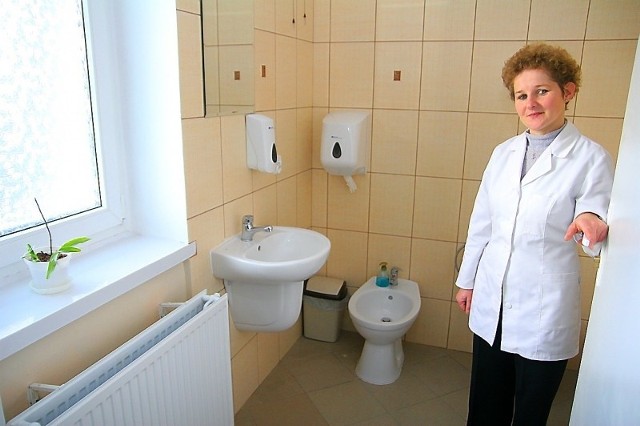 Niewątpliwą zaletą przychodni są życzliwi pracownicy. Na zdjęciu Mariola Szylke z Kęsowa, pielęgniarka środowiskowa, w świeżo wyremontowanym pomieszczeniu przy gabinecie ginekologa.