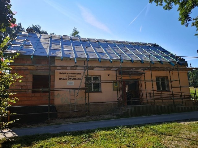 Trwa rozbudowa i generalny remont zabytkowej siedziby świetlicy w Jawczycach (gmina Biskupice). Inwestycja warta ponad 0,5 mln zł powinna zakończyć się w ciągu trzech miesięcy