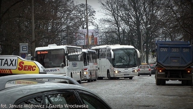 Dlaczego zaparkowane autobusy i autokary blokują prawy pas ulicy Suchej przy tymczasowym dworcu PKS?