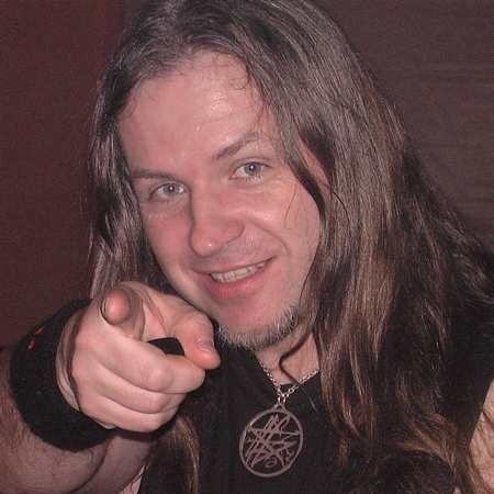 Lider, gitarzysta i wokalista grupy Vader, Piotr Wiwczarek "Peter"