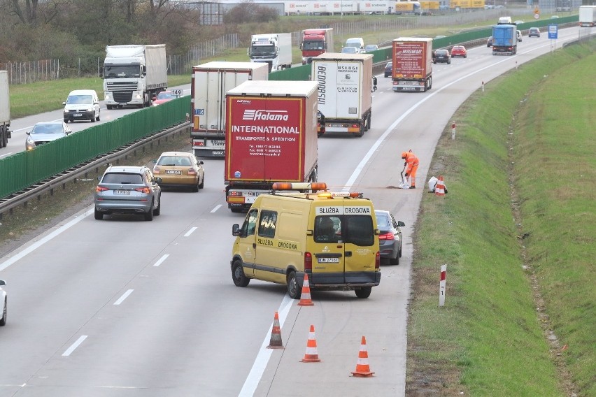 Przewrócony bus na autostradzie A4. Są duże utrudnienia 