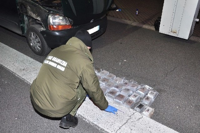 Specjalnie przygotowana skrytka na paczki z haszyszem znajdowała się pomiędzy komorą silnika i kabiną pasażerską. W tym roku to największa w regionie, wykryta próba przemytu narkotyków.