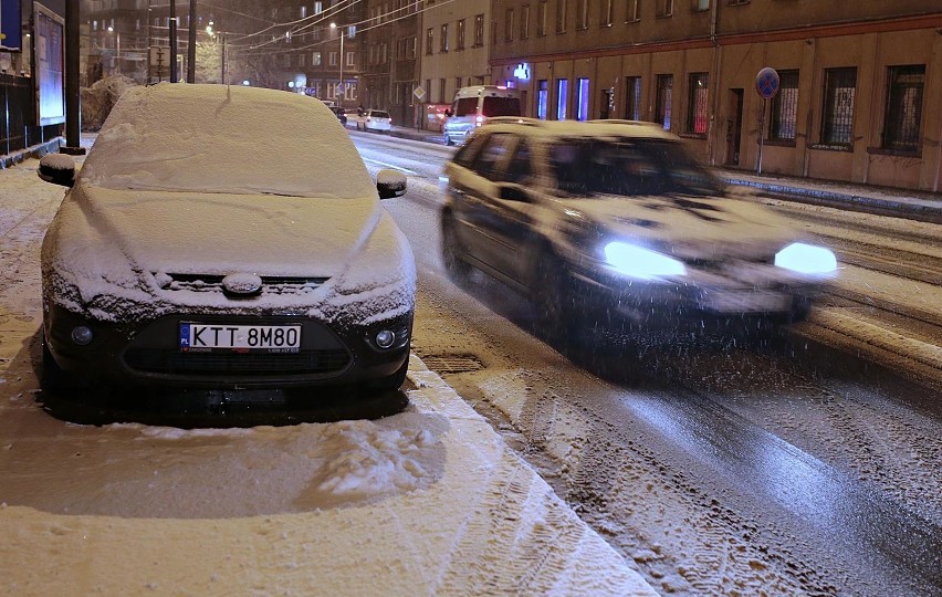 Kraków. Kraków pokryty białym puchem. Opady śniegu pod koniec ubiegłego roku [ZDJĘCIA]