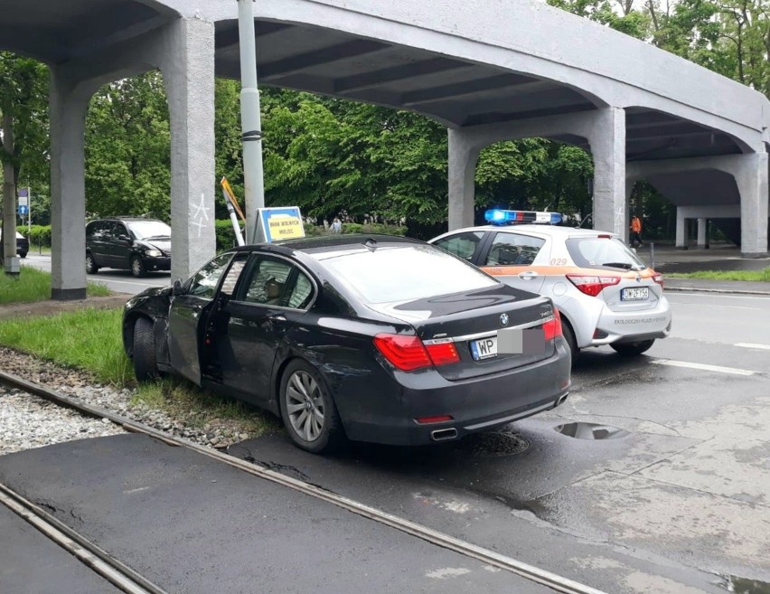 Wypadek BMW i tramwaju przy Hali Ludowej (ZDJĘCIA)