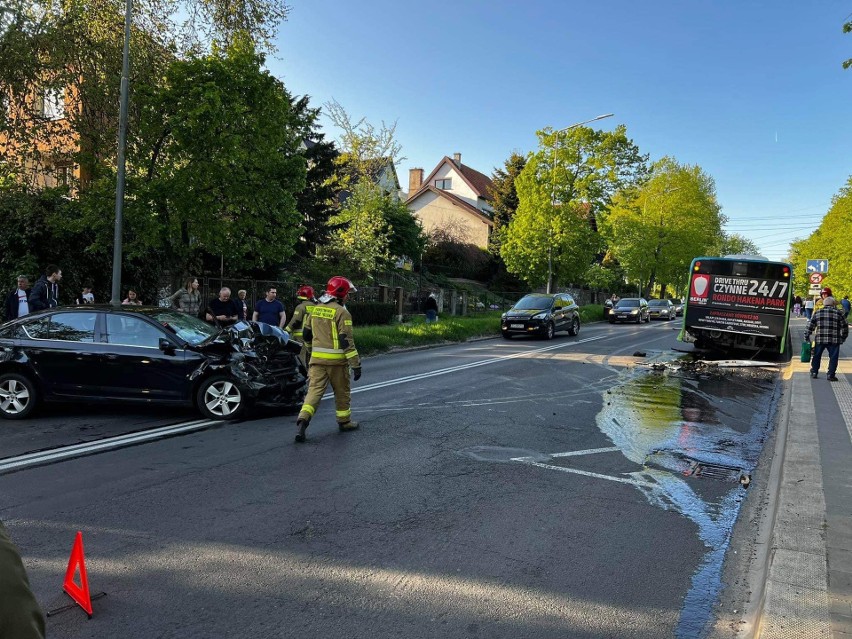 Samochód wjechał w autobus. Zablokowany jest przejazd przez ulicę Wilczą [ZDJĘCIA]